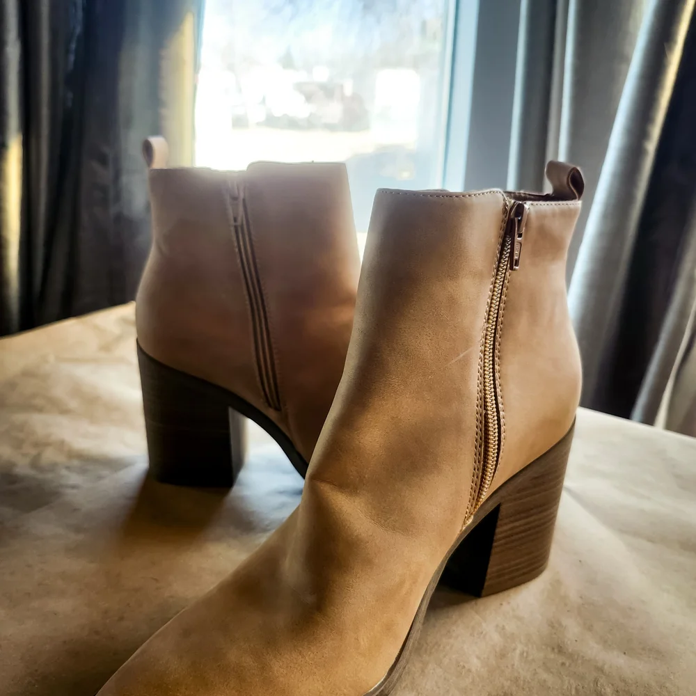Universal Thread Tan Block Heel Ankle Booties